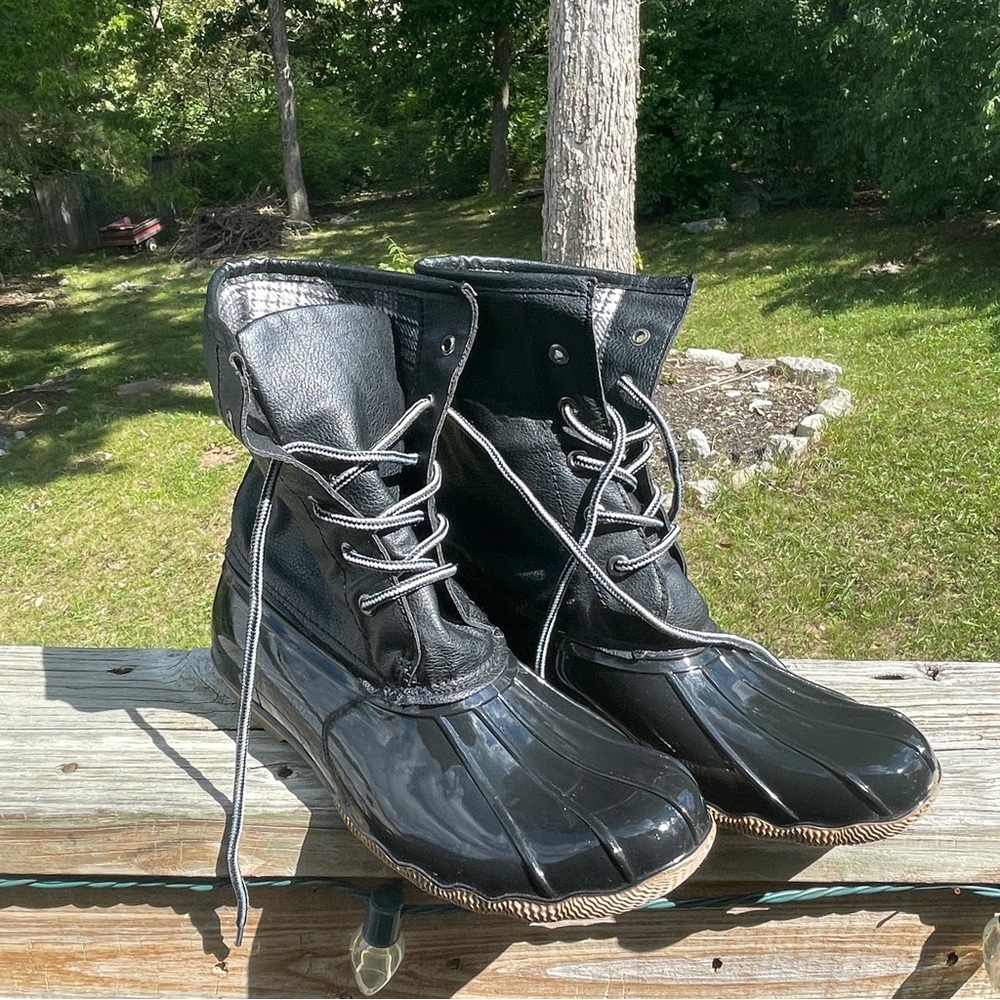 Blue Suede Shoes Brand Women's Duck Boots sz. 11